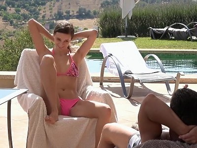 nastolatka stoi a on wkłada w jej cipkę paluszki