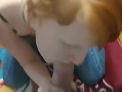 zgrabna nastolatka wypina pupkę i sobie dogadza