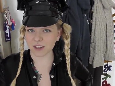 cycata nastolatka fajnie porusza się na kutasie