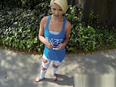 naga nastolatka szaleje z seks zabawką na wyrku