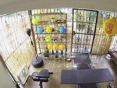 piękna nastolatka ciągnie fiuta w apartamencie