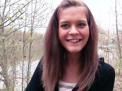 seksowna nastolatka klęczy przed facetem i ciąganie fiuta