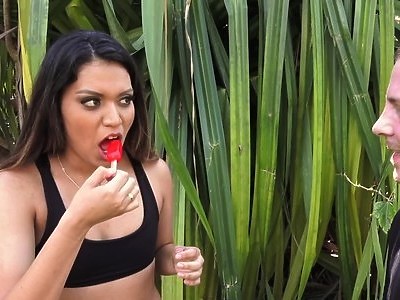 igraszki z młodą suczką