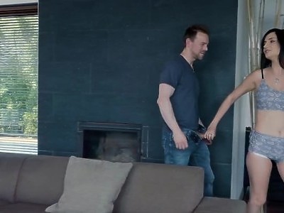 nastolatka bije faceta po penisie