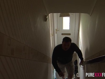 nastolatka na fotelu