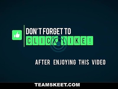 krótka palcówka młodej i seksownej blondi