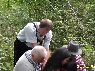 nastolatka z mega dupskiem kocha dziki gangbang