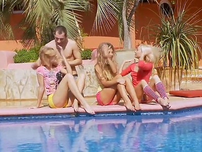 młoda blondi uwielbia ruchanie