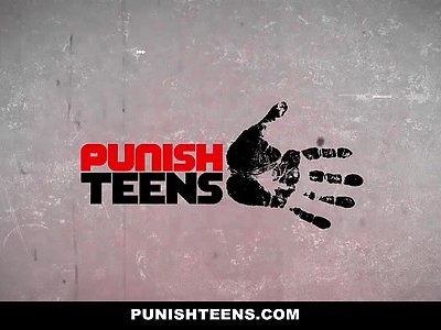 młoda koza zabawia się z dwoma siusiakami