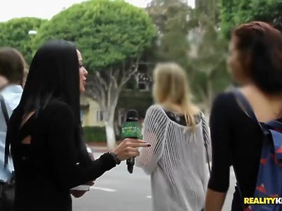 młoda dupa ssie mu kutasa