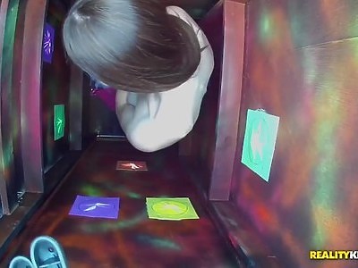 rozepchał jej młodą analną dziureczkę