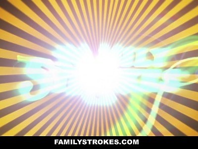 zgrabna i naga nastolatka jest bardzo napalona