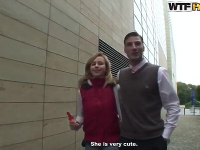 nastolatka klęczy i ssie długaśną pałeczkę