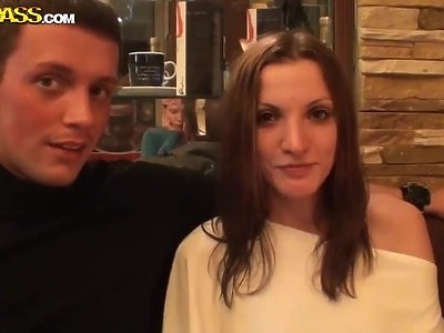 nastolatka ciągnie cycatą koleżankę za włosy