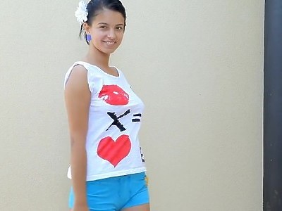 słodka licealistka rozbiera się w ogrodzie