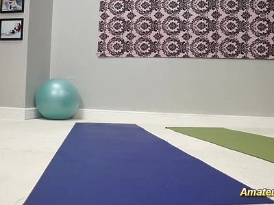 piękne młode laski w czworokącie