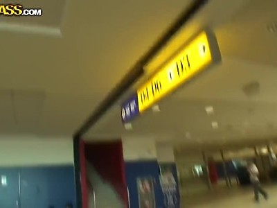 nastka bawi się obiema dziurkami