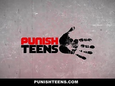 nastolatka masuje fiuta stopami