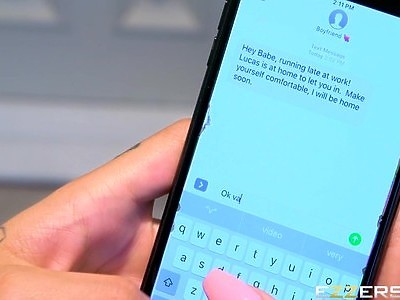 młoda cipa pokazała mu swoje cyce