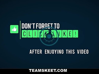 gorąca nastolatka pieprzy się na dworze