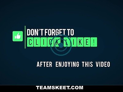 zgrabna nastolatka ujeżdża swojego partnera