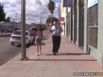 gorąca nastolatka obciąga penisa za pieniądze