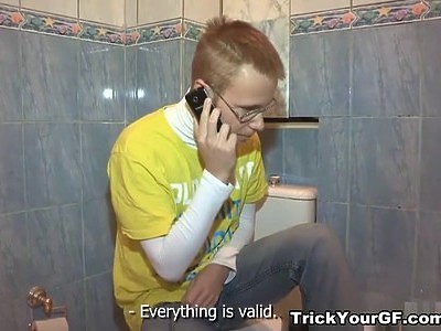 podnosi młodą laskę i liże jej ciałko