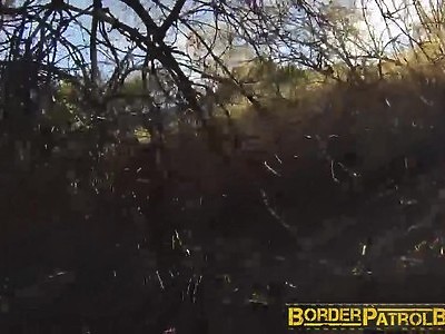 długonoga nastolatka świetnie liże pałkę