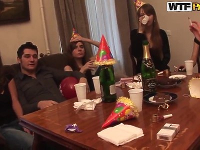 młoda koleżanka masturbuje się na seks czacie