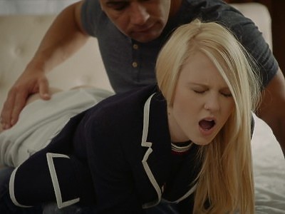 ładna nastolatka ze spermą na twarzy