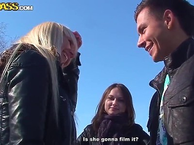 cycata nastolatka wskakuje na seks laseczkę