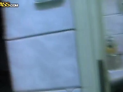 seksowna nastolatka robi szpagat na fiucie