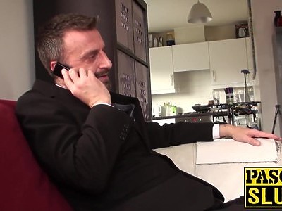 uśmiechnięta dziewica liże prącie