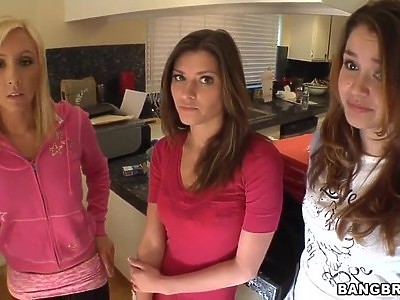 nastolatka rozbiera się przy kominku