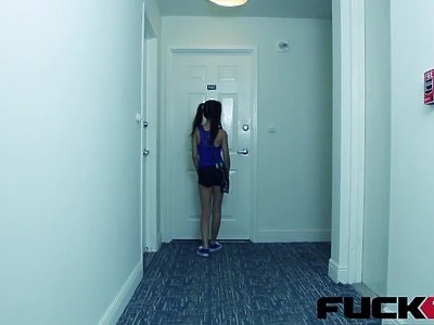 nastolatka w spódniczce trzepie penisa stópkami