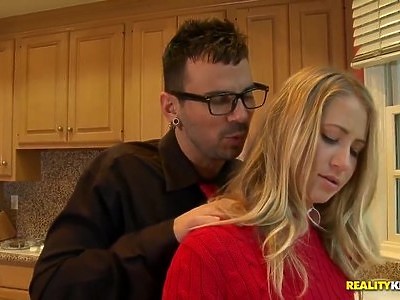 nastolatka na foteli i pod prysznicem