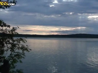 słodka nastolatka pieści swoją muszelkę