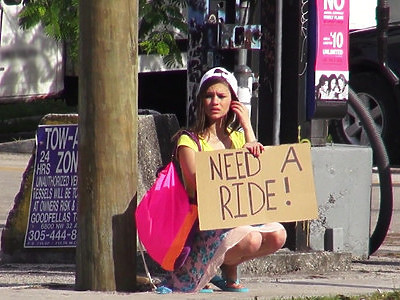 uczennica wskakuje starszemu facetowi na sterczącego chuja