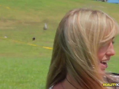 wytatuowana nastolatka z bladym dupskiem