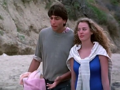 zabawiają się z młodą brunetką w trójkacie