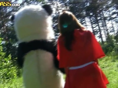 dwie nastolatki zabawiają się z kolegą