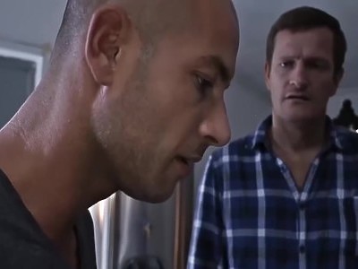 nastolatka pieści się gumowym dildo