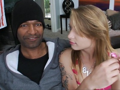 jedzie z młodą cipcią od tylca