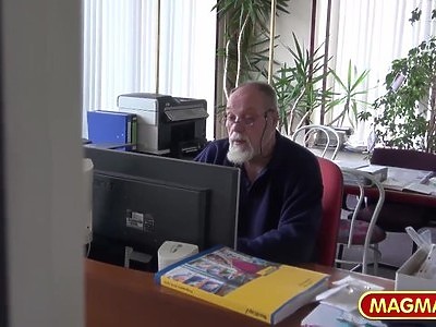 rżnięta amatorka ma fajnie sterczące piersi