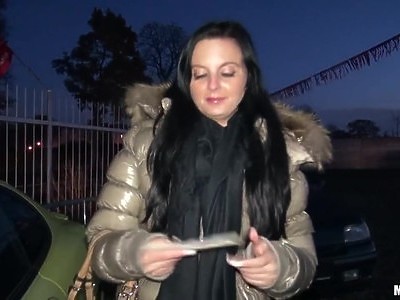 młoda dupa puszcza sie w samochodzie