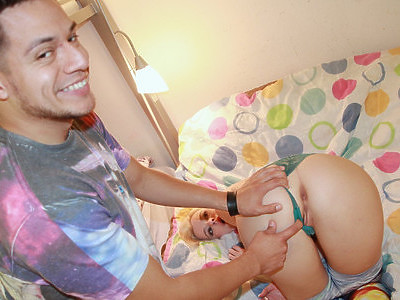 dziewica z pięknymi cycami pieści szparkę