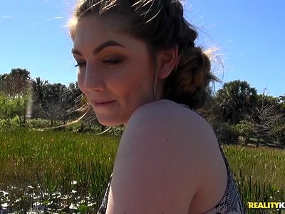 cycata nastolatka w szpilkach robi sobie dobrze