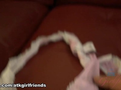 cycata amatorka słodko liże sterczącego fiuta