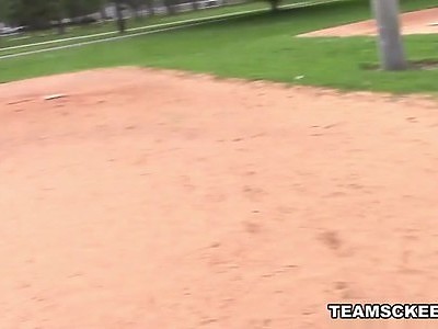 chuda nastolatka jęczy z podniecenia