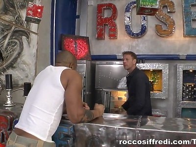 seksik z nieźle wypinającą się amatorką